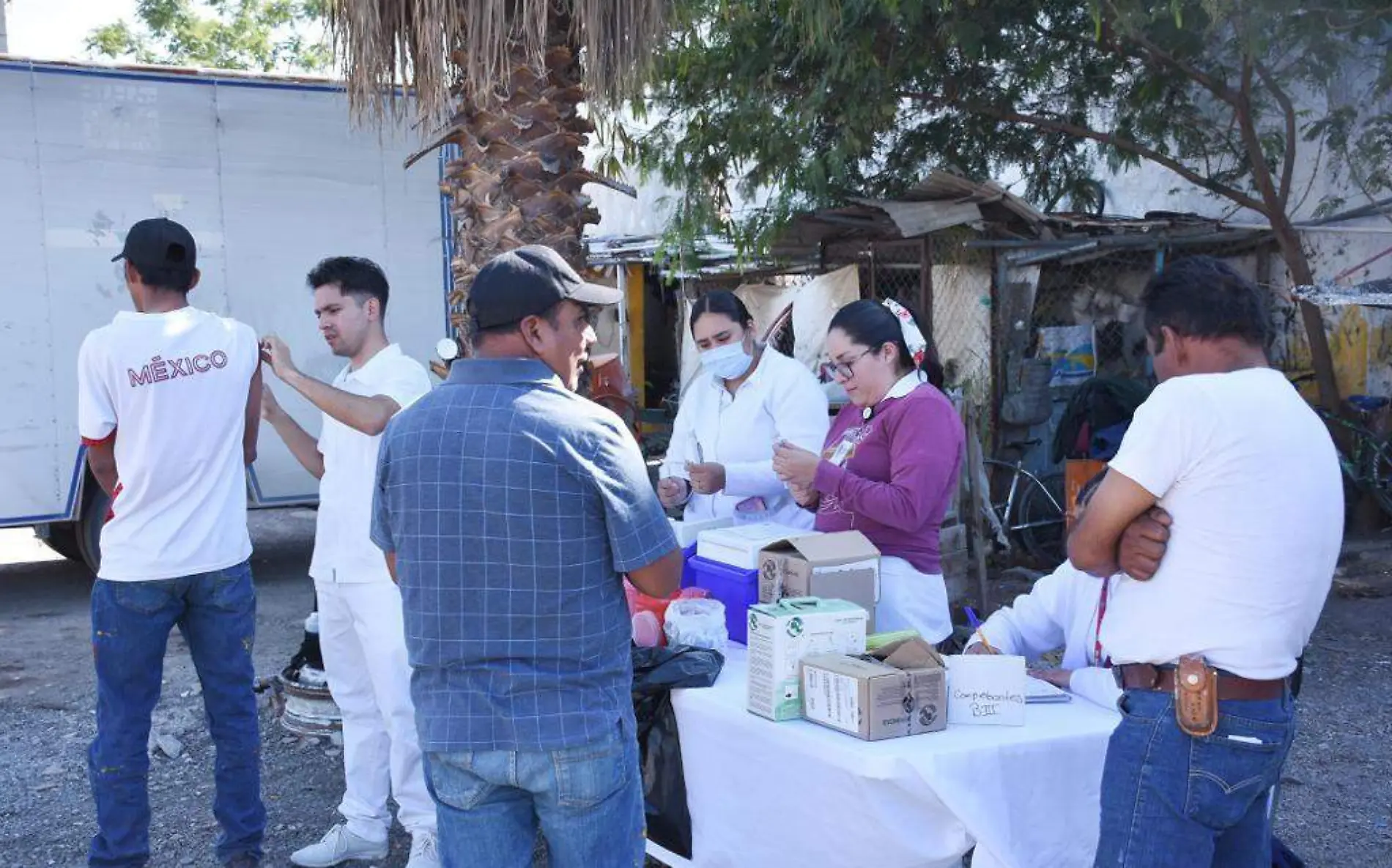 Completa esquema de vacunación a trabajadores de relleno sanitario en Lerdo